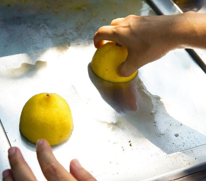 Καθαρισμός τηγανιού με κιτρικό οξύ