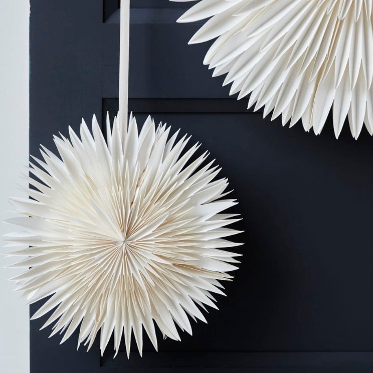 Decoraciones navideñas 2025: perfectas para colgar en una puerta o en una ventana