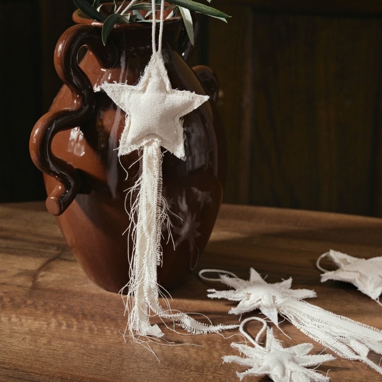 Decoraciones navideñas 2025: estrella de tela de Ferm Living