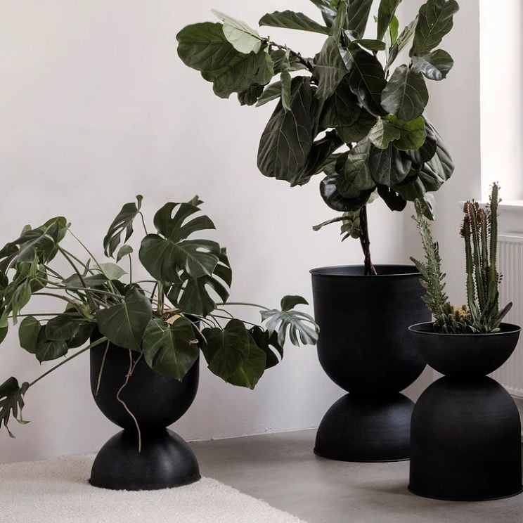 Pots noirs Hourglass dans un salon lumineux