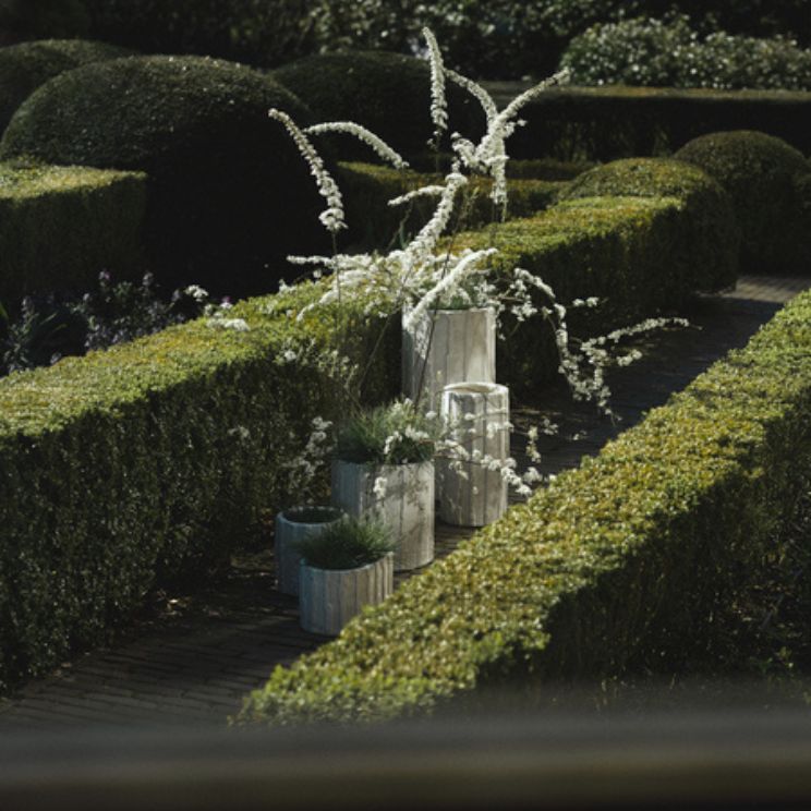 Pots Serax dans le jardin