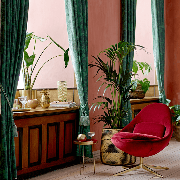 Pots de style bohème sur le rebord de la fenêtre et le sol du salon