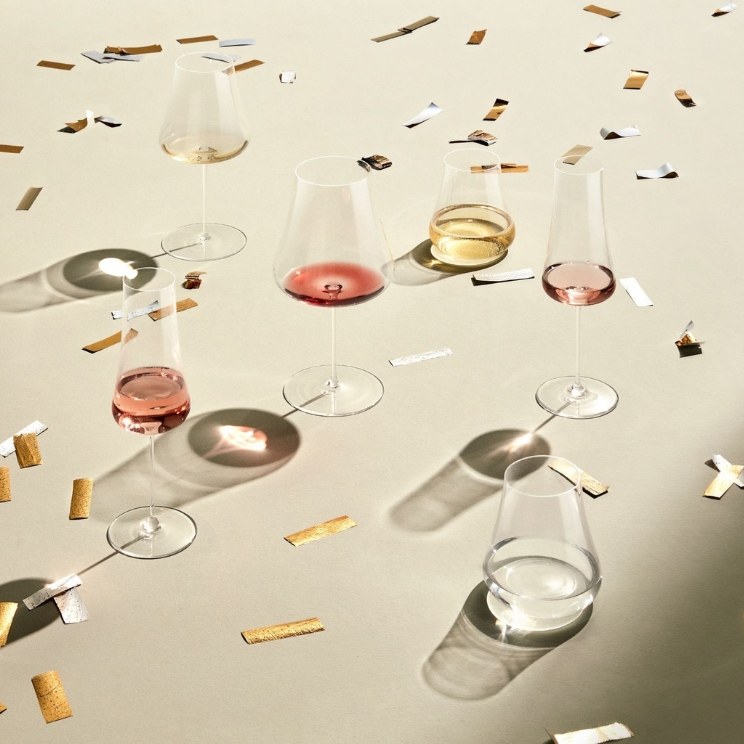 beaucoup de verre sur la table