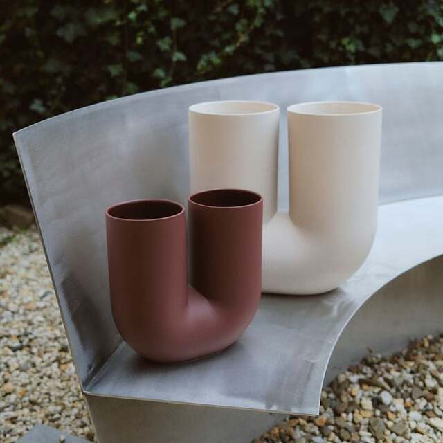 dos jarrones Muuto: marrón y blanco