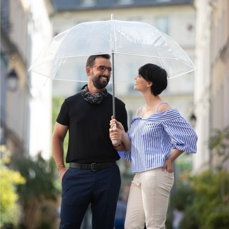 zwei Personen unter einem Regenschirm