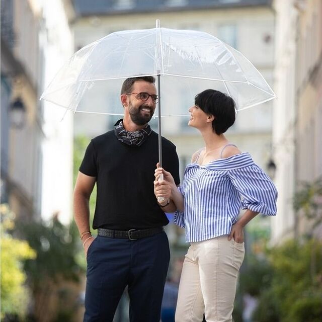 deux personnes sous un parapluie