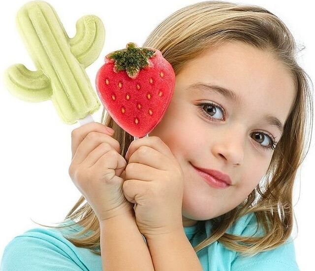 djevojčica sladoled u obliku jagode