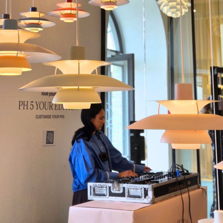 Ekspozycja lamp - ikon w showroomie Louis Poulsen
