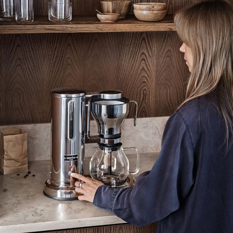 una macchina da caffè è un elemento essenziale della cucina per molte persone