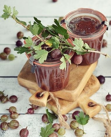 Stachelbeermarmelade in einem Vek