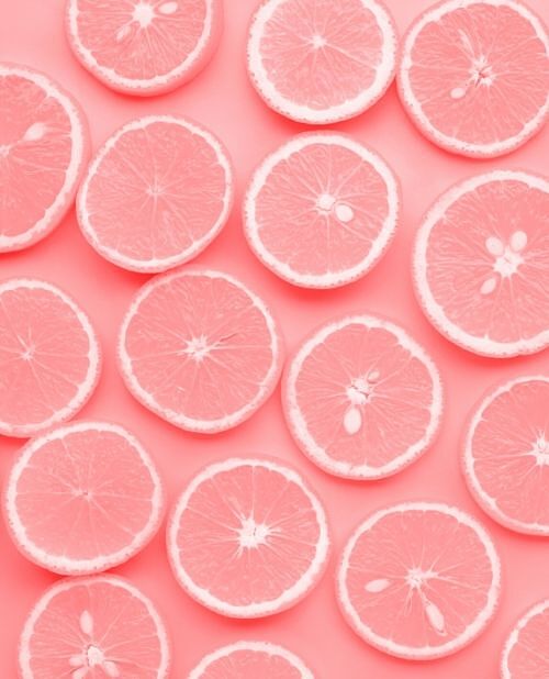 citrusno voće učinit će vaša pića svježima na ljetnoj vrućini, a i kad nam se nešto osvježavajuće, možemo posegnuti za ovim divnim voćem i od njega pripremiti ukusan, rashlađujući napitak. Ovdje će biti korisne cjediljke ili preše, ali ne zaboravite na led. Kalupi za led će ovdje također biti vrlo korisni, zahvaljujući kojima ćemo moći pravilno ohladiti svoja pića. Sve to pronaći ćete ovdje: "https://fabrykaform.pl/promocje/p/odlodowe-promocje-do-20" "https://fabrykaform.pl/foremki-do-lodu" "https://fabrykaform.pl/do-warzyw-i-owocow?c=wyciskarki-do-cytrusow" kao i druge stvari koje su vam potrebne za izradu vlastitog sladoleda i osvježavajućih napitaka. Od ovog voća možete pripremiti i voćni sladoled i napraviti sladoled na štapiću, tada će to biti klasični voćni sladoled na štapiću, koji će zasigurno razveseliti više od jedne osobe. Provjerite što sve možete pronaći ovdje: "https://fabrykaform.pl/foremki-do-lodow" "https://fabrykaform.pl/promocje/p/odlodowe-promocje-do-20" "https://fabrykaform.pl/pucharki-do-lodow" Srdačno vas pozivamo da nam se pridružite na ovom rashladnom putovanju kroz trgovinu FormAdore. Što čekate? Idemo!