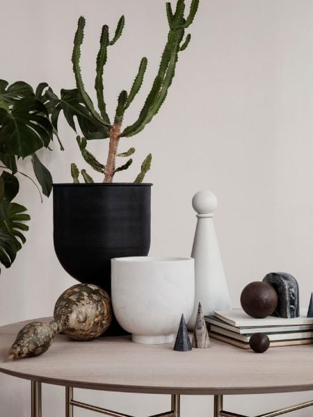 kućni dodaci raspoređeni na ormariću