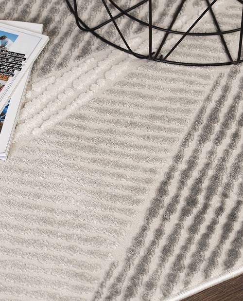 Χαλί Bolero Obsession της Obsession Home Living GmbH & Co. KG. Το χαλί Bolero είναι μηχανικής ύφανσης από 100% πολυπροπυλένιο, καθιστώντας το εξαιρετικά ανθεκτικό και ανθεκτικό σε διάφορους τύπους ζημιών. Διατίθεται σε διάφορες χρωματικές εκδοχές, οι οποίες, σε συνδυασμό με το διαχρονικό σχέδιο, το καθιστούν ιδανικό για κάθε εσωτερικό χώρο, από κλασικό έως μοντέρνο. Το χαλί Bolero θα δείχνει υπέροχο στο σαλόνι, το υπνοδωμάτιο ή το διάδρομο, προσθέτοντας μια νότα κομψότητας και ζεστασιάς στο δωμάτιο. Διατίθεται σε διάφορα μεγέθη, μπορεί να προσαρμοστεί σε οποιοδήποτε χώρο, δίνοντάς του έναν μοναδικό χαρακτήρα. Το υλικό από το οποίο κατασκευάζεται είναι εύκολο να διατηρηθεί καθαρό, κάτι που είναι ιδιαίτερα σημαντικό για άτομα με αλλεργίες. Επιπλέον, το χαλί είναι αντιστατικό, γεγονός που το καθιστά ακόμα πιο φιλικό προς τον χρήστη. Χάρη στην αντοχή του και την αντοχή του σε ζημιές, το χαλί Bolero θα διαρκέσει για πολλά χρόνια, εντυπωσιάζοντας με την όμορφη εμφάνιση και τη λειτουργικότητά του. Είναι ένα προϊόν που συνδυάζει την ποιότητα, την αισθητική και την πρακτικότητα, καλύπτοντας τέλεια τις ανάγκες των σύγχρονων εσωτερικών χώρων. Το χαλί Bolero είναι κάτι περισσότερο από ένα απλό κάλυμμα δαπέδου. είναι ένα στοιχείο που δημιουργεί μια μοναδική ατμόσφαιρα σε κάθε δωμάτιο, τονίζοντας το στυλ και τον χαρακτήρα του. Είναι μια ιδανική επιλογή για όσους εκτιμούν τόσο την άνεση όσο και τον εκλεπτυσμένο σχεδιασμό. Αν ψάχνετε για ένα χαλί που θα προσθέσει γοητεία στο σπίτι σας και ταυτόχρονα θα είναι λειτουργικό και εύκολο στη συντήρηση, το χαλί Bolero θα είναι μια εξαιρετική επιλογή. Η ευελιξία του και ο διαχρονικός σχεδιασμός του το καθιστούν μια εξαιρετική επένδυση που θα διαρκέσει για πολλά χρόνια. Είναι ένα προϊόν υψηλής ποιότητας που πληροί τα υψηλότερα πρότυπα και αναμφίβολα θα είναι μια τέλεια προσθήκη σε κάθε εσωτερικό χώρο. Επιλέξτε το χαλί Bolero και απολαύστε την ομορφιά και τη λειτουργικότητά του κάθε μέρα! Η Obsession Home Living GmbH & Co. KG είναι ένας γερμανικός κατασκευαστής μοντέρνων χαλιών, που καθορίζει νέες τάσεις στον κλάδο για πάνω από 30 χρόνια. Χάρη στα καινοτόμα σχέδια, την υψηλή ποιότητα των υλικών και την παραγωγή σύμφωνα με το πρότυπο OEKO-TEX, τα χαλιά Obsession είναι γνωστά για την εξαιρετική αντοχή και την αισθητική τους εμφάνιση, απολαμβάνοντας αναγνώριση μεταξύ των πελατών παγκοσμίως. Η μάρκα δίνει μεγάλη έμφαση στην οικολογική και βιώσιμη παραγωγή, προσφέροντας μοναδικά χαλιά που δεν είναι μόνο όμορφα αλλά και ασφαλή για την υγεία και το περιβάλλον. Όλα τα προϊόντα Obsession κατασκευάζονται σε εργοστάσια που πληρούν τα υψηλότερα πρότυπα προστασίας του περιβάλλοντος και κοινωνικής ευθύνης, γεγονός που επιβεβαιώνει τη δέσμευση της εταιρείας να δημιουργήσει ένα καλύτερο μέλλον. Η μάρκα Obsession είναι συνώνυμο της ποιότητας και της καινοτομίας στον κόσμο των χαλιών, ταιριάζοντας τέλεια με τις τρέχουσες τάσεις στον εσωτερικό σχεδιασμό και προσφέροντας προϊόντα που καλύπτουν τις προσδοκίες ακόμη και των πιο απαιτητικών πελατών. Με προσοχή σε κάθε λεπτομέρεια, η Obsession δημιουργεί χαλιά που δεν είναι μόνο ένα διακοσμητικό στοιχείο αλλά και μια πρακτική και ανθεκτική προσθήκη σε κάθε σπίτι. Η προσφορά της μάρκας περιλαμβάνει χαλιά διαφόρων μεγεθών, σχημάτων και χρωμάτων, επιτρέποντας σε όλους να βρουν κάτι για τον εαυτό τους. Από κλασικά σχέδια έως μοντέρνες αφαιρέσεις, τα χαλιά Obsession προσαρμόζονται τέλεια σε διαφορετικά στυλ εσωτερικού χώρου, δίνοντάς τους έναν μοναδικό χαρακτήρα. Τα υλικά από τα οποία κατασκευάζονται τα χαλιά είναι προσεκτικά επιλεγμένα για να εξασφαλίσουν μέγιστη άνεση και αντοχή, καθιστώντας τα μια εξαιρετική επιλογή για κάθε σπίτι. Η Obsession είναι μια μάρκα που συνδυάζει την παράδοση με τη νεωτερικότητα, προσφέροντας χαλιά που είναι τόσο όμορφα όσο και λειτουργικά, ταιριάζοντας τέλεια με τους σύγχρονους τρόπους ζωής. Είναι μια επένδυση για χρόνια που θα φέρει χαρά και άνεση σε κάθε σπίτι. Η επιλογή χαλιών Obsession είναι εγγύηση ικανοποίησης και μια μοναδική προσθήκη σε κάθε εσωτερικό χώρο. Δώστε στο σπίτι σας μια νέα εμφάνιση με χαλιά Obsession και απολαύστε την ομορφιά τους κάθε μέρα. Obsession - Ποιότητα που φαίνεται, άνεση που αισθάνεστε! Μπορείτε να αγοράσετε προϊόντα της μάρκας Obsession στο FormAdore.gr. Παρακαλώ!