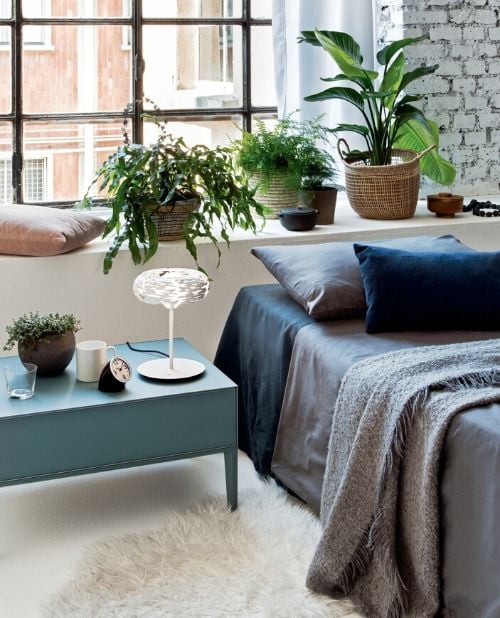 κομοδίνο φωτιστικό για το μικρό υπνοδωμάτιο