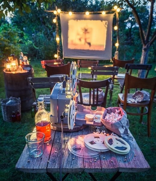 καλοκαιρινός κινηματογράφος στον κήπο