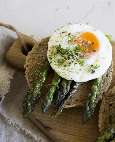 šparoge s poširanim jajima