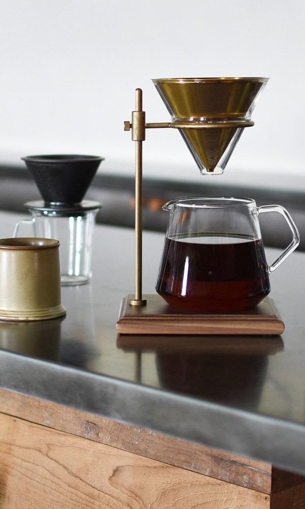 Slow Coffee Brewer mit Karaffe und Untertasse