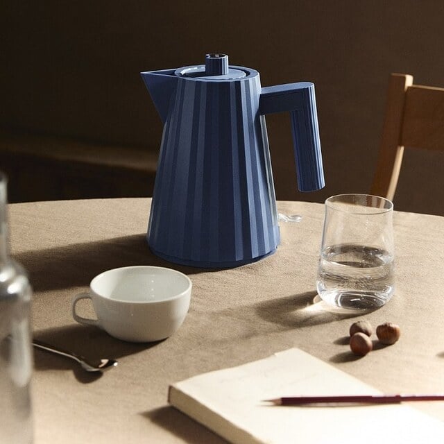 hervidor eléctrico azul marino