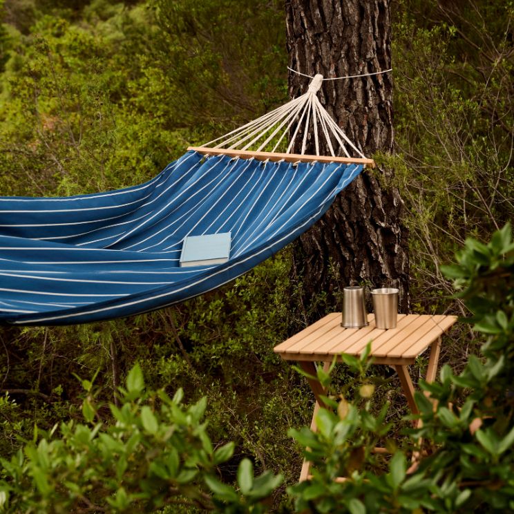 Amaca Outdoor Market su un albero