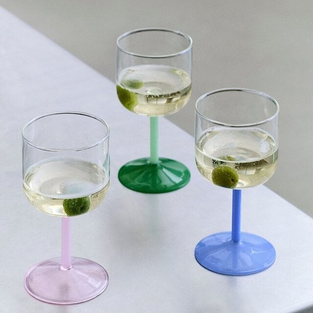 Hay čaše za alkohol s obojenim stalkom