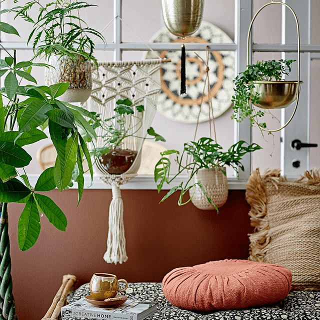 Coin bohème avec supports de plantes suspendus