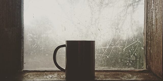 café sur le rebord de la fenêtre