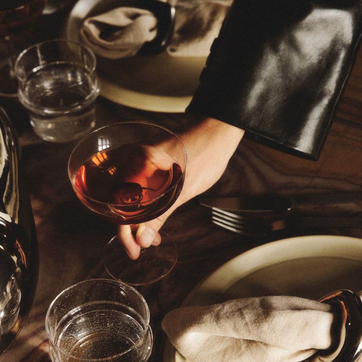 Copa de cóctel sobre una mesa