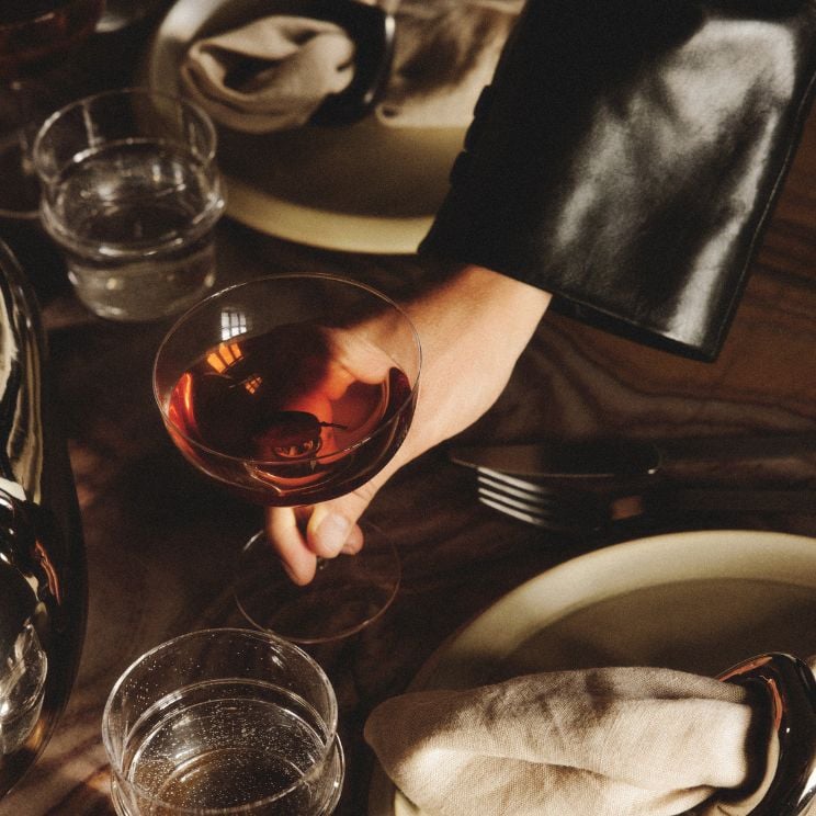 Copa de cóctel sobre una mesa