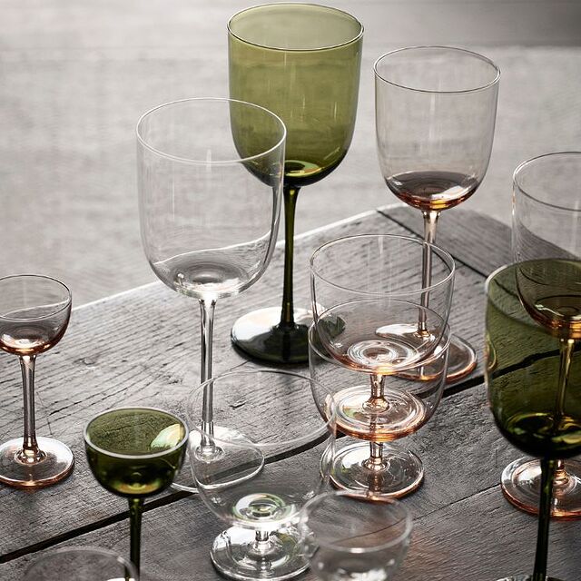 copas de vino para una fiesta en el jardín