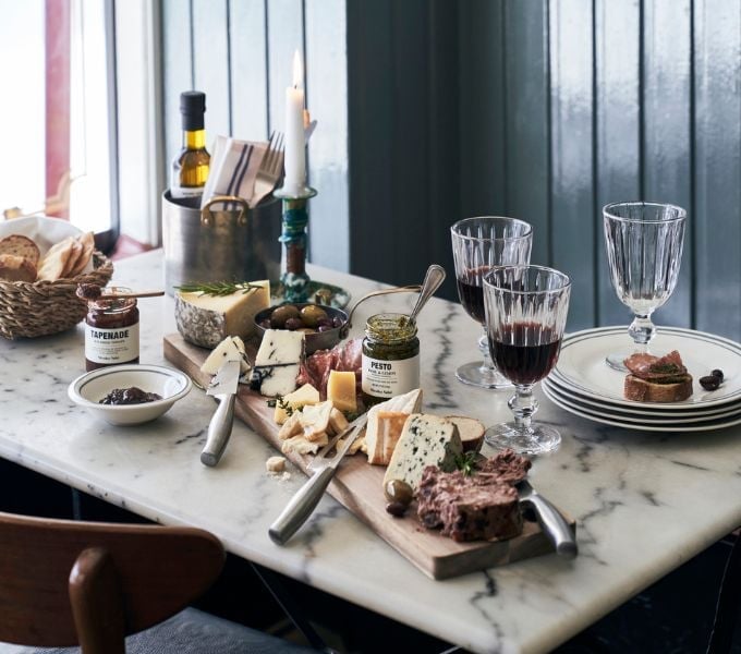 čaše za vino na stolu