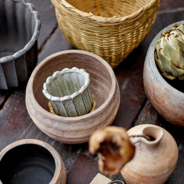 Plusieurs pots en céramique de différentes formes et tailles