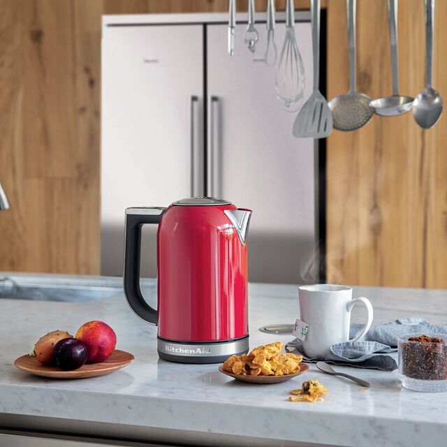 un classique du genre : une bouilloire KitchenAid d'une couleur intense