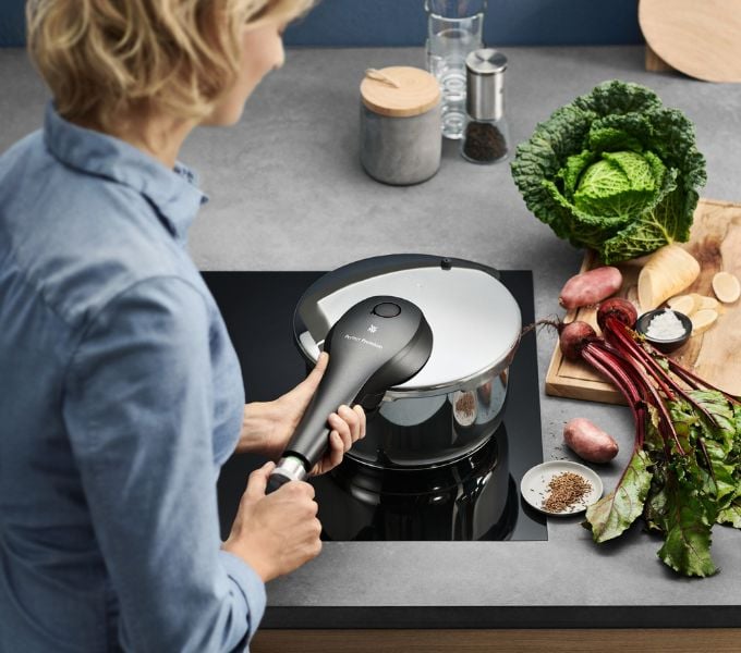 γυναίκα που μαγειρεύει