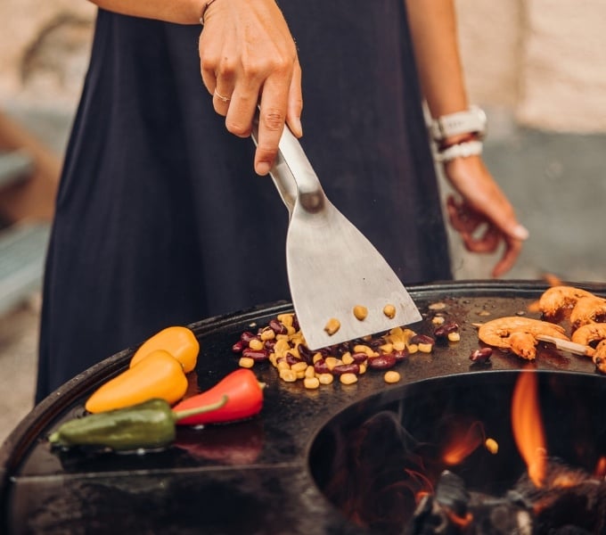 Frau beim Grillen