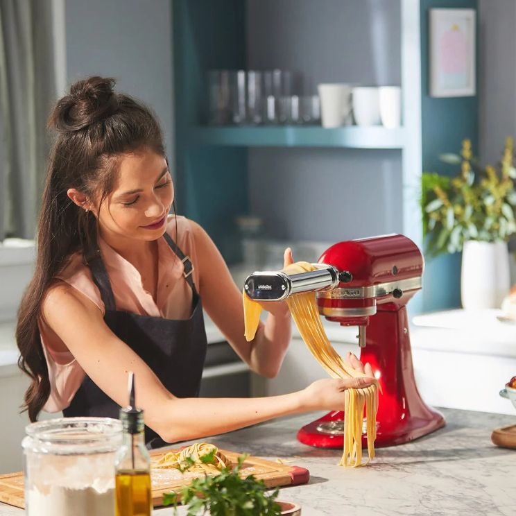 žena pripravujúca domáce cestoviny s robotom KitchenAid