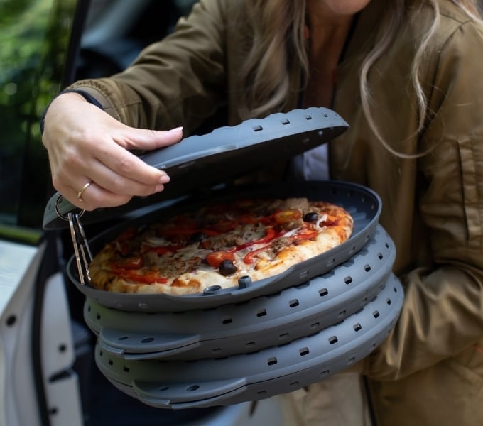 Frau mit einem Container