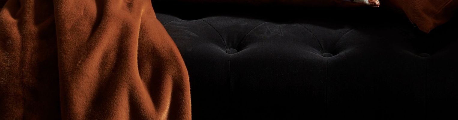 Jetés de lit, couvertures, plaids et capes – Comment les différencier sans se casser la tête !