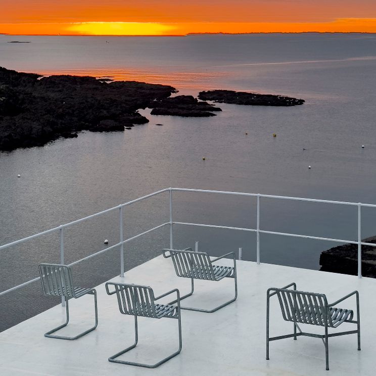 Palissade Stuhlkollektion auf einer Terrasse am Meer