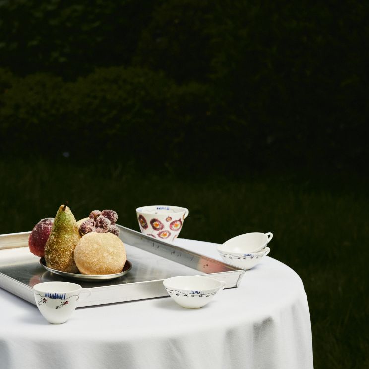 Colección Marni sobre una mesa de jardín