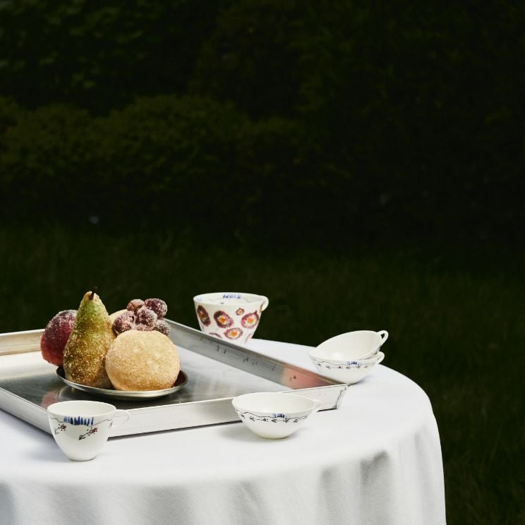 Colección Marni sobre una mesa de jardín