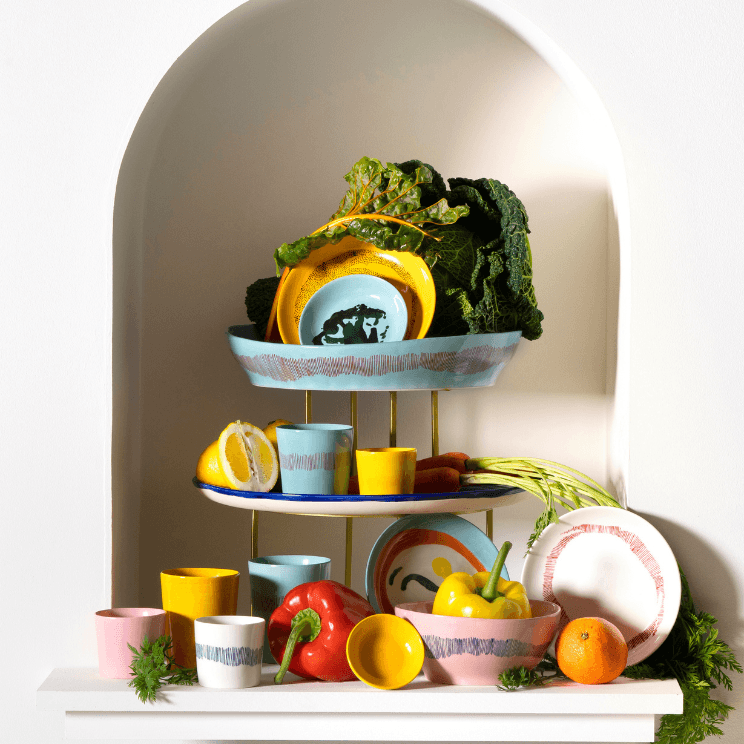 šareni tanjuri i posuđe iz kolekcije Feast koju je dizajnirao Ottolenghi na stolu