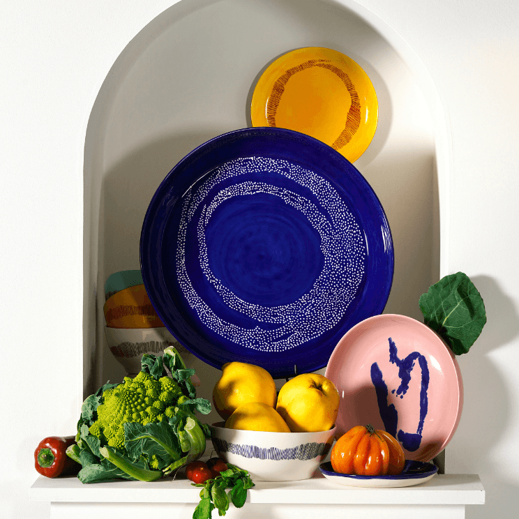 šareni tanjuri i posuđe iz kolekcije Feast