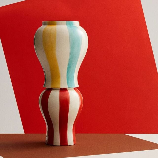 Vases colorés empilés les uns sur les autres