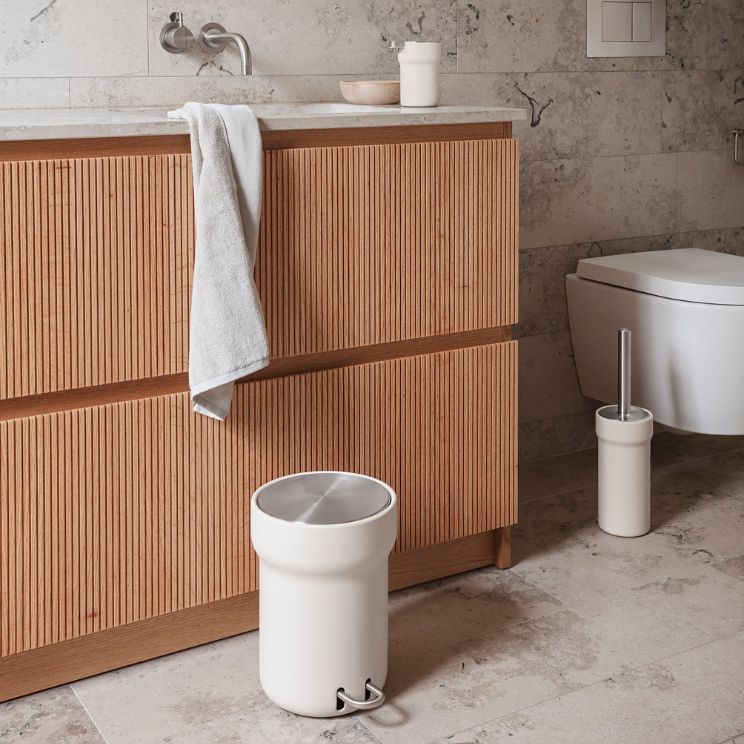 el cubo se puede integrar fácilmente en la disposición del baño