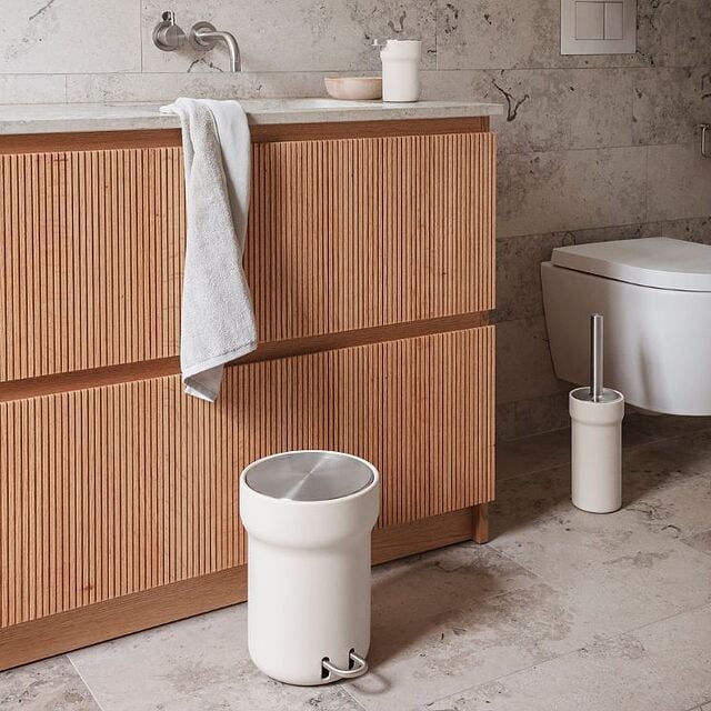 el cubo se puede integrar fácilmente en la disposición del baño