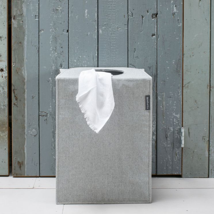 vasketøjskurv med et enkelt, minimalistisk design
