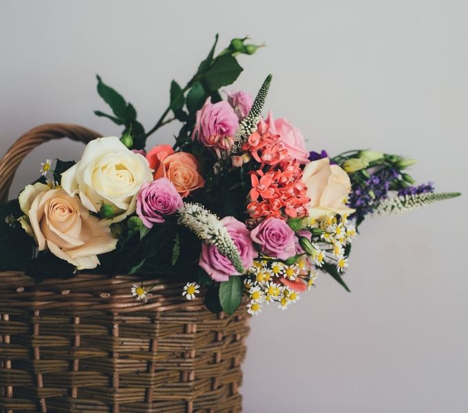 Korb mit Blumen Geschenkkorb für Geburtstagsgeschenk