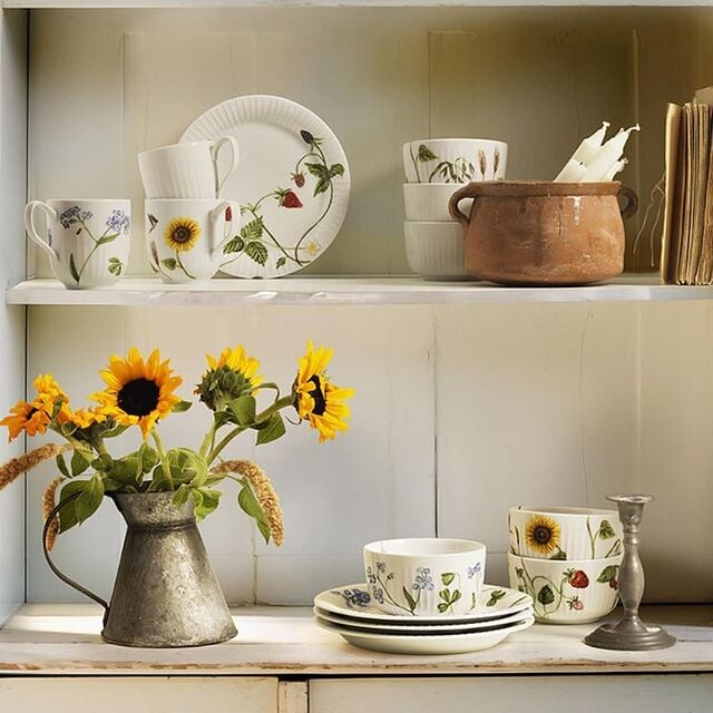 Skab med Kahler porcelæn