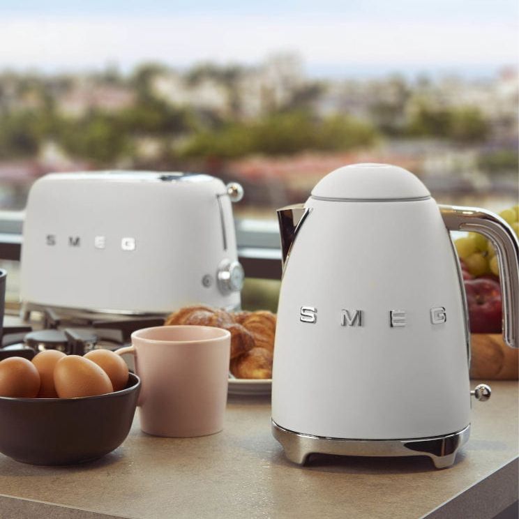 Bouilloire électrique Smeg crème près de la fenêtre dans la cuisine