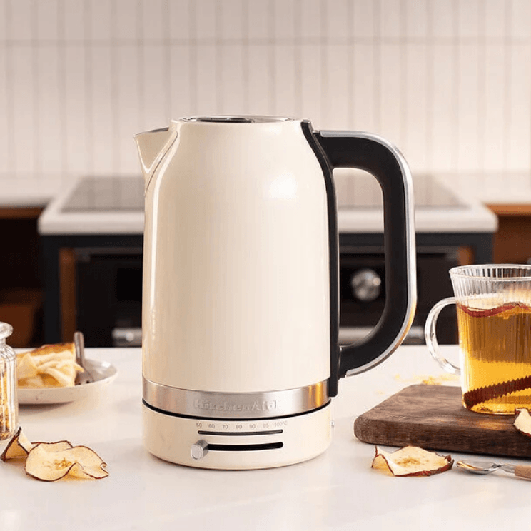 Kremowy czajnik KitchenAid